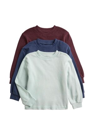 Drie truien met lange mouwen en ronde hals opgestapeld, in lichtgrijs, nachtblauw en bordeaux, weergegeven op een witte achtergrond.