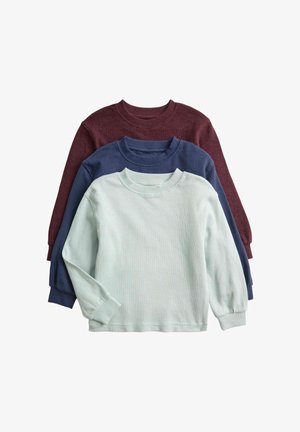 Tres jerséis de manga larga con cuello redondo apilados, en gris claro, azul marino y burdeos, mostrados sobre un fondo blanco.