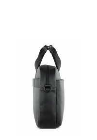 Schwarze, strukturierte Lederhandtasche mit runder Form, ausgestattet mit einem Reißverschluss und verstellbaren Trägern, entworfen für Vielseitigkeit und Langlebigkeit.