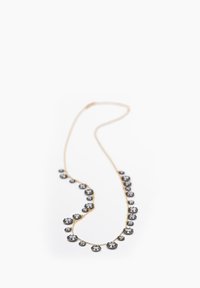 Collana color oro con molteplici cristalli neri sfaccettati disposti in un motivo graduato lungo una catena delicata.