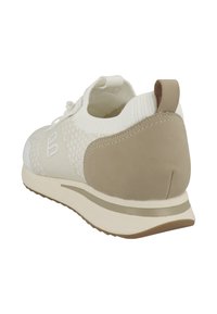 Scarpa sportiva con tomaia in maglia bianca e tallone in suede beige, linguetta e dettagli texture; suola leggera con accenti marroni.