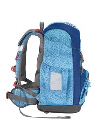 Mochila azul con un patrón moteado, correas grises y herrajes rojos. Cuenta con un bolsillo lateral y una base resistente para soporte.