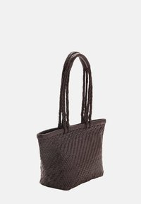 Bolso trenzado marrón con dos asas largas. Textura tejida, forma rectangular, parte superior abierta, que presenta un sutil patrón geométrico en todo su diseño.