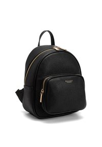 Zwarte leren rugzak met een gestructureerde afwerking. Beschikt over twee ritssluitingen en een klein voorvak met gouden hardware accenten.