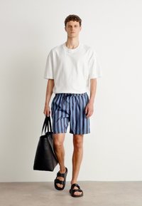 Mads Nørgaard SEA PRINT - Kopalne hlače - deep well/captains blue