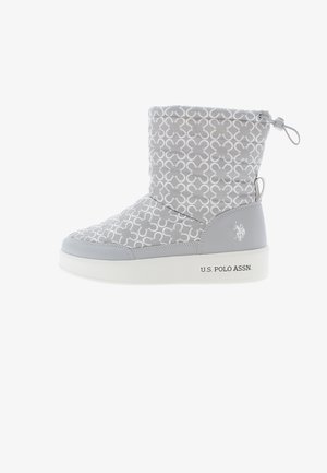 Grijze laars tot halverwege de kuit met een geborduurd patroon, voorzien van een gladde grijze onderkant, witte rubberen zool en subtiele "U.S. Polo Assn." branding.