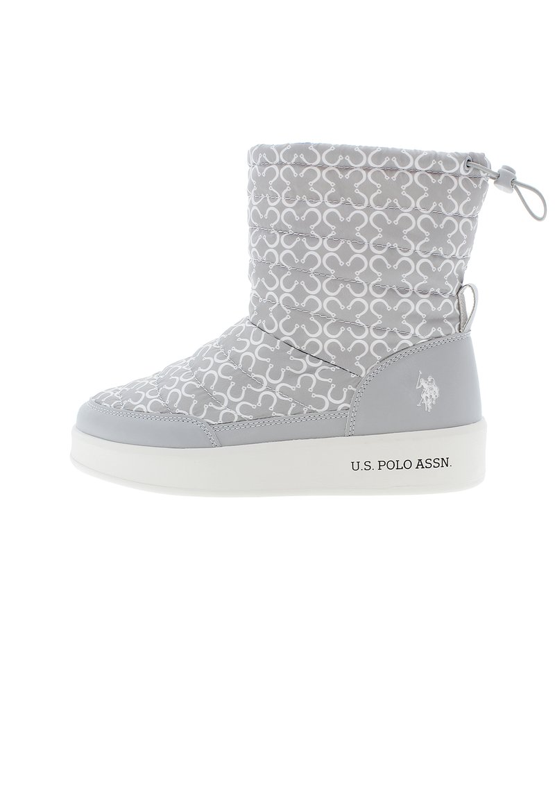 Szare kozaki do połowy łydki z pikowanym wzorem, z gładką szarością na dolnej części, białą gumową podeszwą i subtelnym logo "U.S. Polo Assn.".