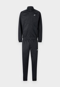 Μαύρο φόρμα από λείο ύφασμα· διαθέτει ζακέτα με φερμουάρ και ψηλό γιακά, καθώς και παντελόνι με ελαστική μέση που ταιριάζει. Λογότυπο Nike σε λευκό χρώμα.