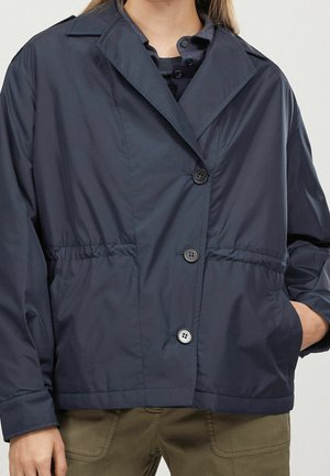 Marineblå, letvægtsjakke med klassisk krave, forsideknapper, elastisk talje og sidelommer; glat tekstur og afslappet pasform.