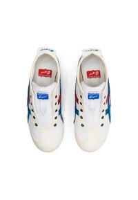 Witte sneakers met blauwe en rode accenten, voorzien van een gladde stoffen bovenkant, veters en een gestructureerde zool. Onitsuka Tiger merk herkenbaar.