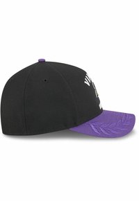 Schwarze Baseballmütze mit einem lila Schirm. Verfügt über ein gesticktes Logo und ein Blattmuster am Schirm. Die Mütze hat ein strukturiertes Design und eine verstellbare Passform.