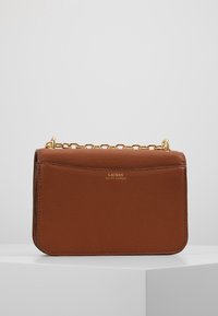 Brązowa skórzana torebka o fakturze w stylu pebble, ze złotym łańcuchem i wytłoczonym logo marki z przodu. Prostokątny kształt z czystymi liniami.