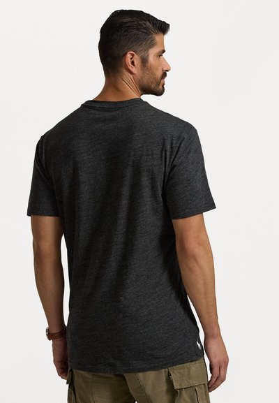 Σκούρο γκρι κοντομάνικο μπλουζάκι με λεία υφή και σχέδιο crew neck, παρουσιασμένο από πίσω, αποκαλύπτοντας ένα διακριτικό λογότυπο της μάρκας κοντά στο στρίφωμα.