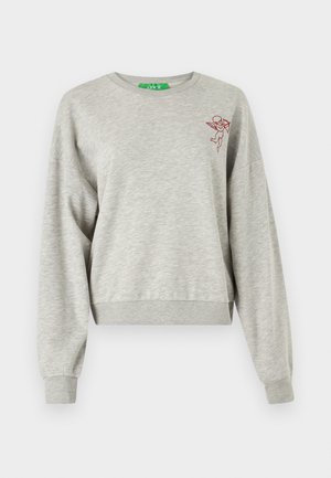 Jasnoszara, skrócona bluza wykonana z miękkiego materiału, z długimi rękawami, ściągaczami na mankietach oraz małym, haftowanym wizerunkiem cherubina w kolorze czerwonym na klatce piersiowej.