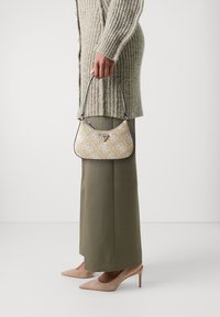 Guess RUMA MINI TOP ZIP - Kézitáska - white