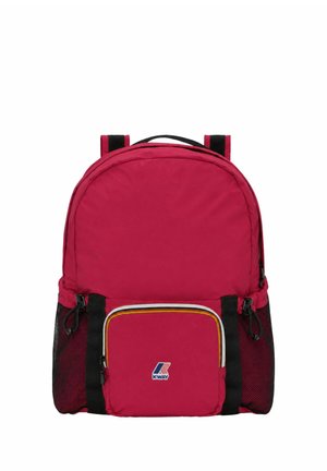 Zaino rosso con tasca frontale con cerniera, tasche laterali in rete nere, spallacci neri e logo K-Way sulla tasca frontale.