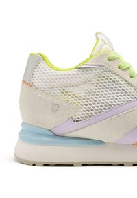 Sneaker léger avec une tige en mesh, des accents en daim doux, des couleurs pastel et une semelle bleue translucide. Présente des lacets vert fluo.