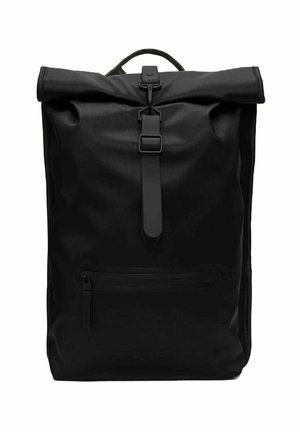 Sac à dos noir à rabat, fabriqué en matériau durable. Il dispose d'une poche à fermeture éclair à l'avant et d'une fermeture à boucle centrale pour un accès sécurisé.