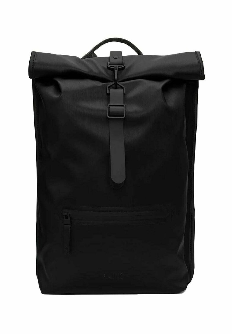 Zaino a rotolo nero realizzato in materiale resistente. Presenta una tasca frontale con zip e una chiusura centrale a fibbia per un accesso sicuro.