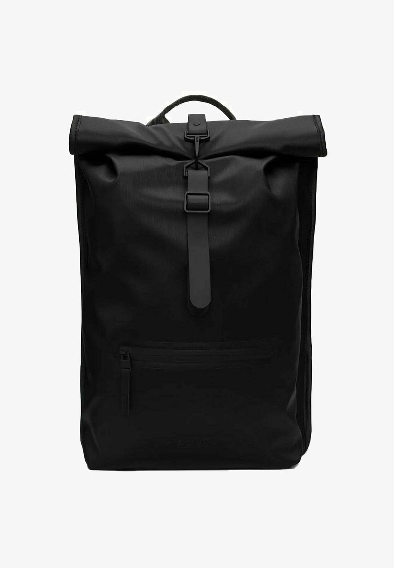 Zaino a rotolo nero realizzato in materiale resistente. Presenta una tasca frontale con zip e una chiusura centrale a fibbia per un accesso sicuro.