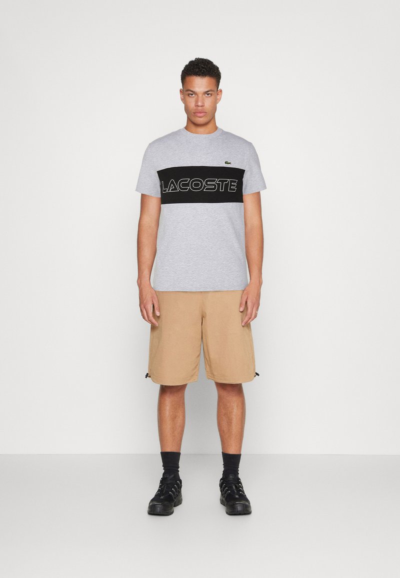 Lacoste - COLOR BLOCK - Apdrukāts T-krekls - gris chine   noir, Palielināt