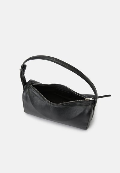 Bolsa de ombro em couro preto com fecho de zíper, forma elegante, alça ajustável e forro interior. Superfície lisa com hardware mínimo.
