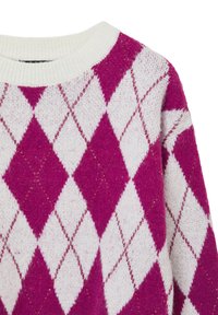 Pull en maille avec un col rond côtelé blanc et un motif losange argyle rose et blanc.