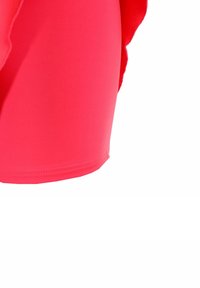 Bañador rosa brillante hecho de una tela elástica, con un diseño ajustado que presenta una textura suave y costuras limpias. No hay detalles adicionales visibles.