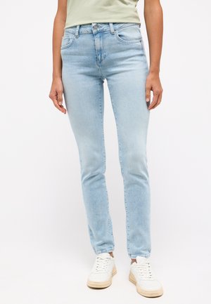 Jeans skinny bleu clair en denim, avec une taille haute, des poches avant et une finition épurée sans décoloration ni motifs visibles.