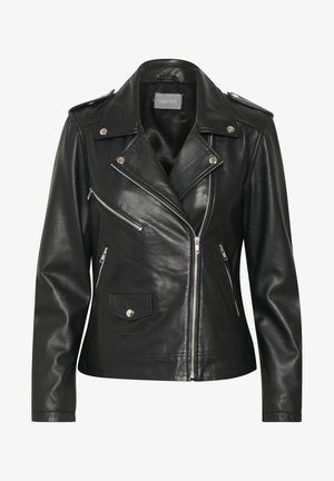 Melnas ādas motocikla jaka ar sudraba rāvējslēdzējiem, spieķiem un plecu uzlikām. Iespējamais piegriezums ir pieguļošs, un tai ir teksturēta apdare.