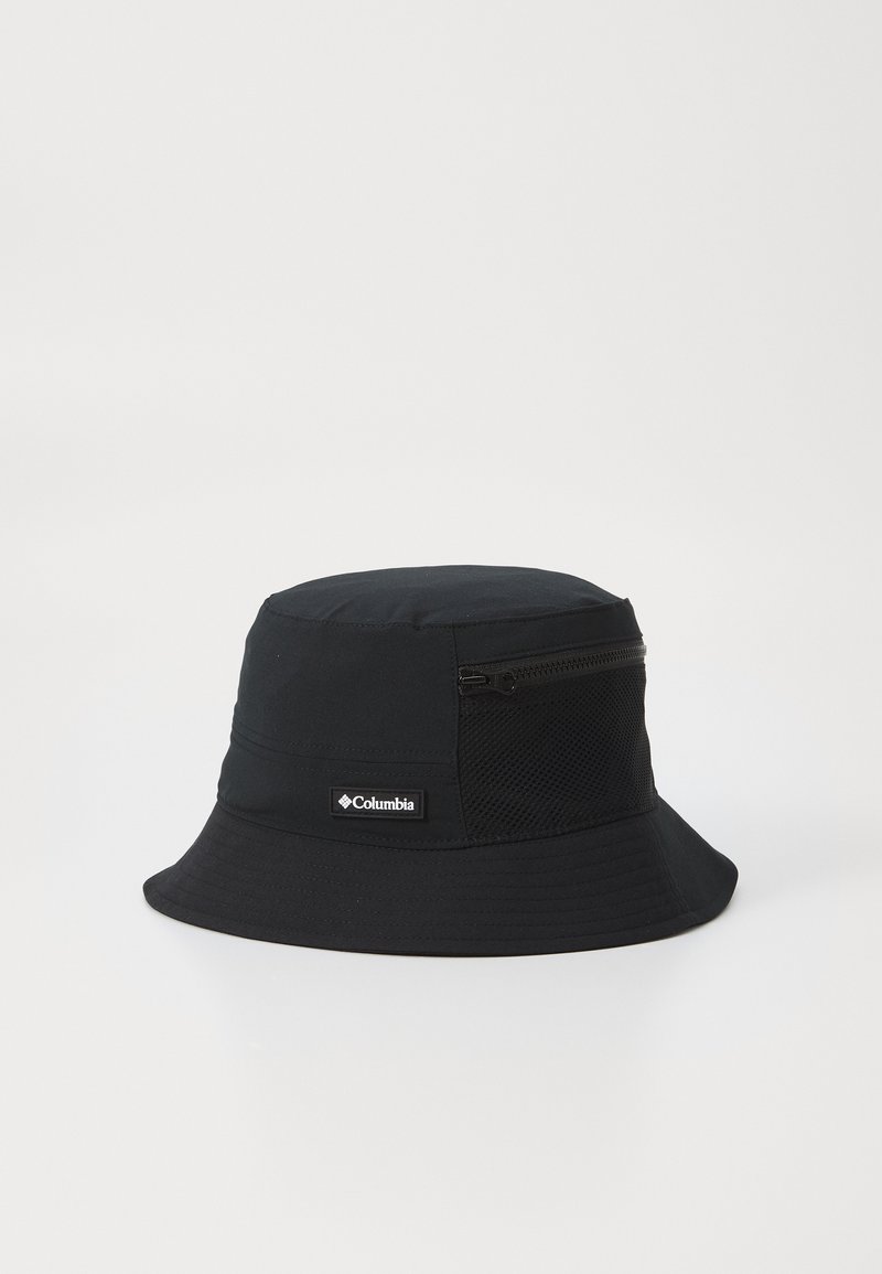 Chapéu de balde preto feito de tecido durável, com um painel em malha e um bolso com fecho na lateral. Apresenta uma aba larga e plana e detalhes cosidos.