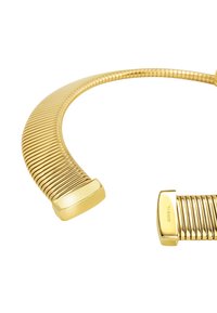 Guldfarvet nakkekrave med ribbet tekstur og en glat, flad lukning. Har en poleret overflade og en diskret brandingdetalje.