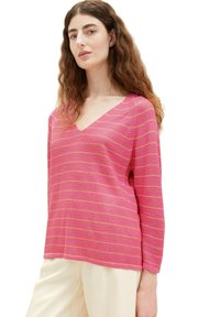 Rosa gestreifte Strickjacke mit V-Ausschnitt, langen Ärmeln und leichter Textur. Wechselnde dünne gelbe Streifen verleihen dem Kleidungsstück Details.