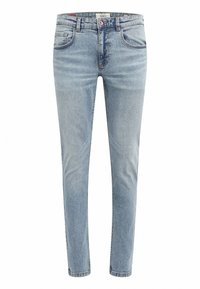 Jeans de denim azul claro con un ajuste slim, diseño de cinco bolsillos, cierre de botón y un ligero desgastado. Costuras a juego y dobladillo remangado.