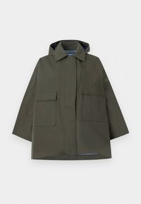 Imperméable à capuche vert olive avec un large col, deux grandes poches à rabat à l'avant et une silhouette ample en forme de ligne A.