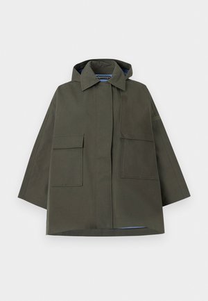 Impermeable verde oliva con capucha, cuello ancho, dos grandes bolsillos con solapa en la parte delantera y una silueta suelta en forma de línea A.