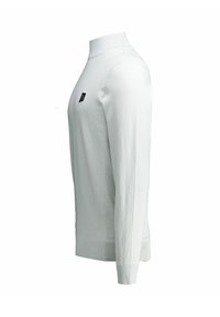 Witte gebreide trui met een hoge hals, lange mouwen, geribbelde boorden en een klein zwart logo op de borst. Glad textuur, aansluitend ontwerp.