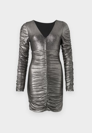Robe gris métallique avec de longues manches froncées, décolleté en V et détails froncés à la taille. Texture lisse, coupe ajustée et longueur genoux.