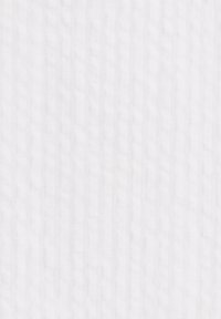 Tessuto bianco testurizzato con motivi verticali a trecce e coste, che mostra fili morbidi, in rilievo e intrecciati.