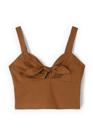 Top corto marrón con tirantes anchos y un detalle de nudo en la parte delantera atado sobre un pequeño corte.