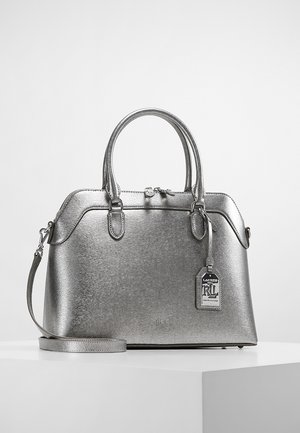 Borsa in pelle argentata con texture, doppio manico, tracolla staccabile, chiusura con zip e targhetta con logo pendente sul lato anteriore destro.