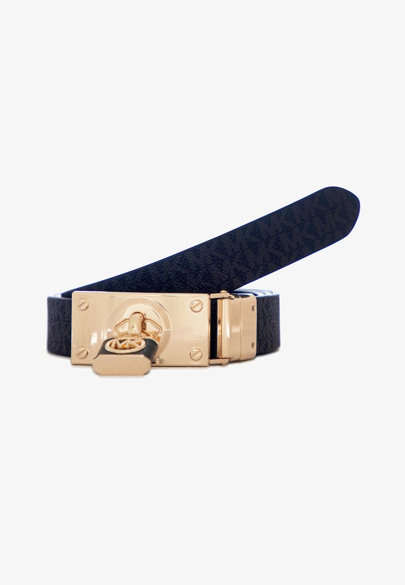 Ceinture noire à motifs avec une boucle rectangulaire dorée présentant une fermeture centrale à verrou et un logo gravé.