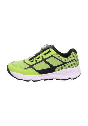 Neon-grüner Sportschuh mit schwarzen Mesh- und Textilakzenten, einer strukturierten weißen Zwischensohle, integriertem Schnürsystem und verstärkter Zehenkappe.