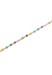 Bracciale in catena argentata con piccole perline rotonde di colori giallo, verde, rosso, arancione, rosa e blu distribuite uniformemente su uno sfondo bianco.