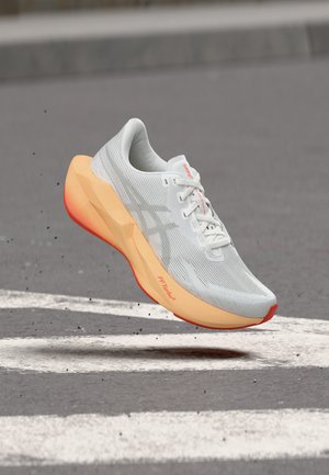 ASICS, NOVABLAST 6 - Обувки за бягане по асфалт - white/vivid coral