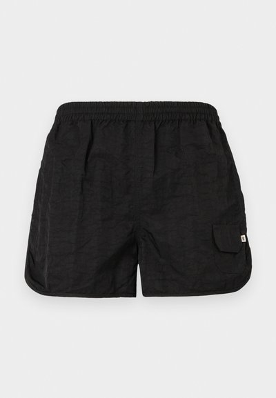 Črne kopalne kratke hlače z elastičnim pasom, stranskimi žepi in teksturiranim zaključkom. Vključujejo tudi majhen žep na levi strani.