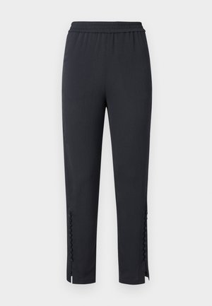 Sorte elastiske bukser med tekstureret finish, der har sideslids med knapdetaljer ved kanten. Lige snit med et afslappet design.