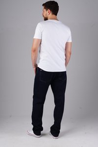 Weißes kurzärmeliges T-Shirt, dunkelblaue Jeans und weiße Sneakers. Modell von hinten gezeigt, mit einfachem Design und lockerer Passform.