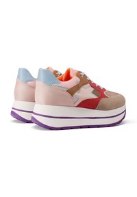 Sneaker platform con un mix di materiali rosa, blu e marroni. Design in suede e sintetico, caratterizzato da una suola spessa bianca e viola.