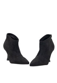 Botines de ante negro con puntera afilada y tacón cónico, que cuentan con una textura suave y un diseño sin costuras. Ideales para un estilo versátil.